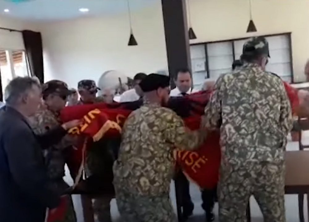 Otet, mučen, raskomadan motornom testerom i bačen u reku (VIDEO)