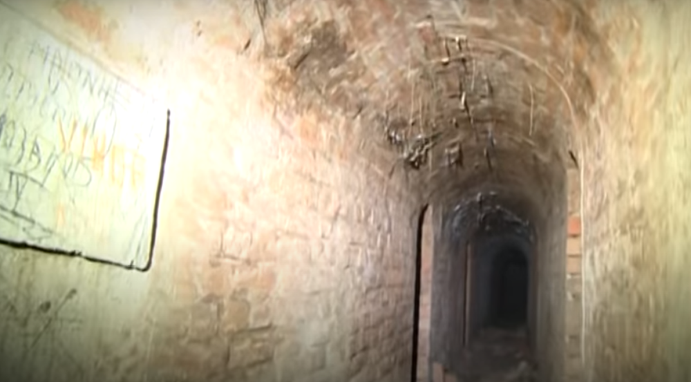 Nisu smeli da skidaju maske a za kaznu su urinirali po njima, pljuvali, mučIli ih kao životinje...