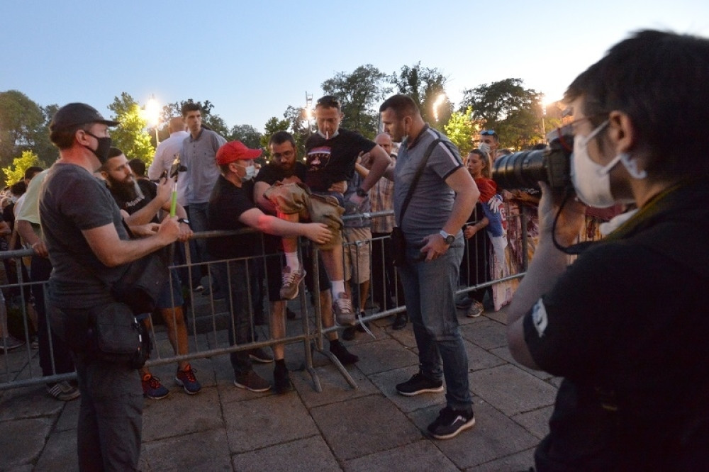 Uhapšen Z. O. (47) zbog napada nožem ispred Skupštine