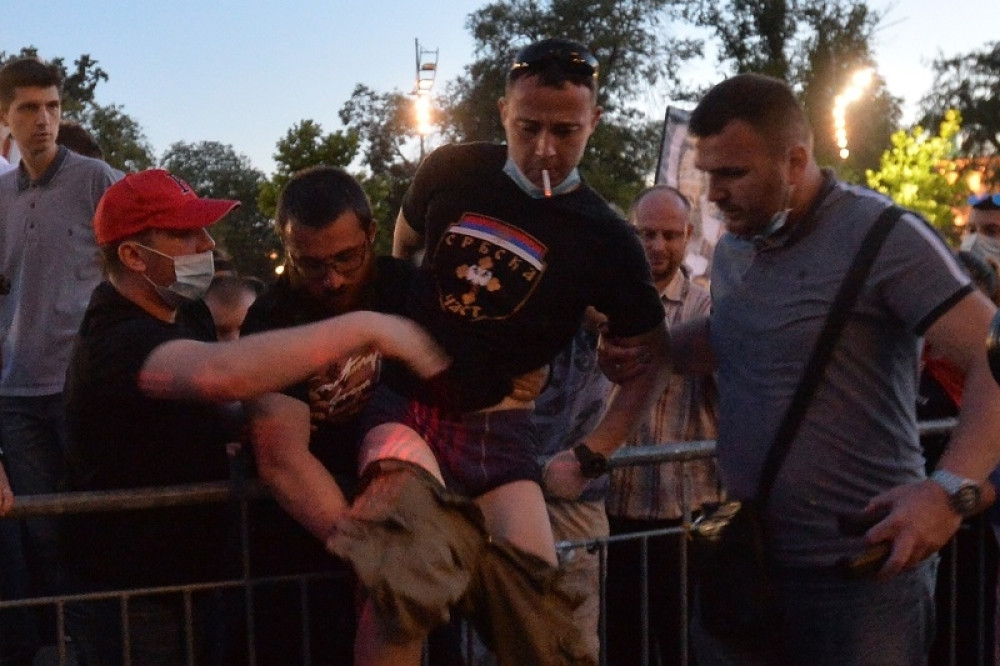 Međusobni obračun demonstranata, jedna osoba izbodena nožem! (FOTO/VIDEO)
