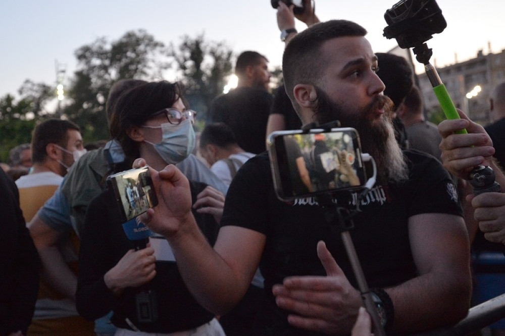 Rulja udarala na novinare svih redakcija: Povređeni izveštači beogradskih medija, potpuno ludilo