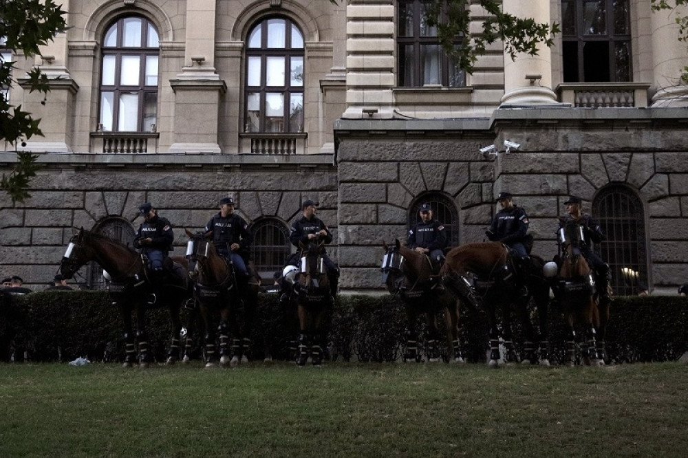 Krivična prijava za policajca! Na protestima istukao mladića (19)