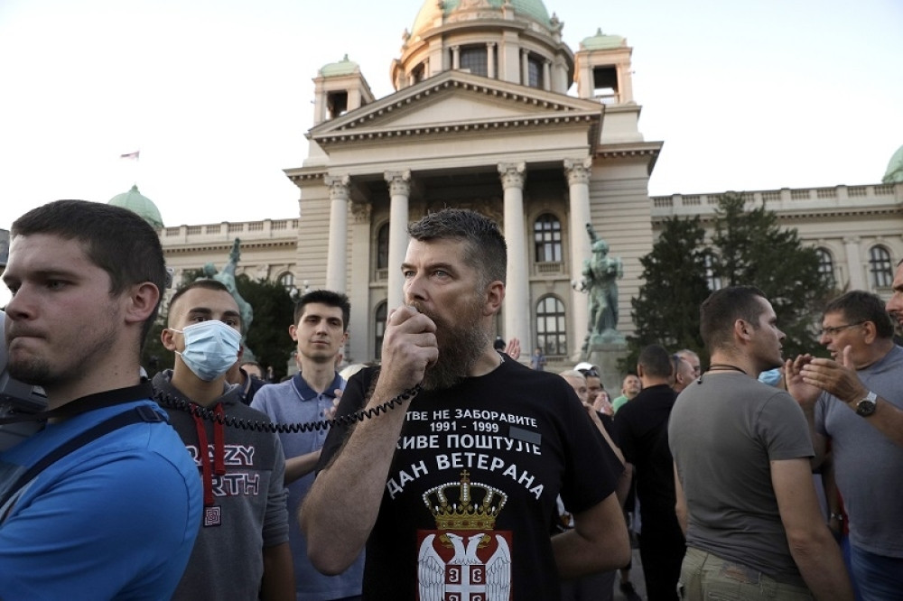 Brutalan snimak koji cela Srbija treba da vidi! Bokser u glavu, flaše i kamenice! Novinari na protestima surovo napadani