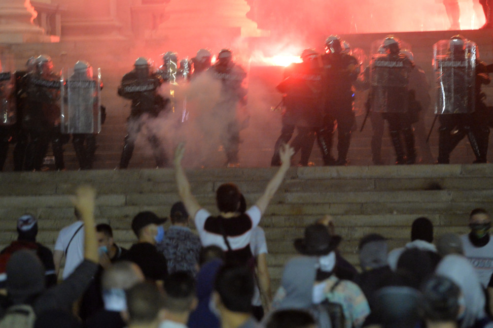 Na protestima ispred Skupštine, okuplja se sve više sumnjivih stranih državljana: Hoćemo da ispitamo kakvu to vi Srbi politiku vodite i sa kim je Vučić povezan