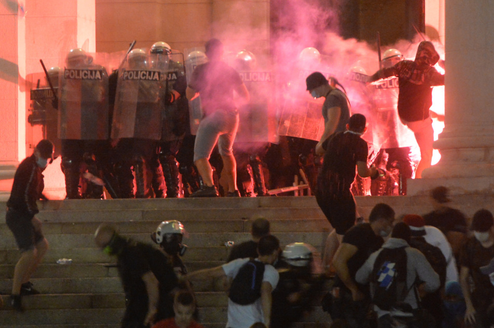 Nogo preti sa pejnt-bol puškom i bakljama, a Knežević sa pravim oružjem najavljuje prolivanje krvi po Srbiji