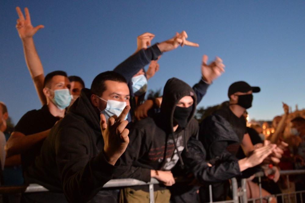 Kakvi mirni protesti, ovo je opšte divljanje ispred istorijskog zdanja! (VIDEO)