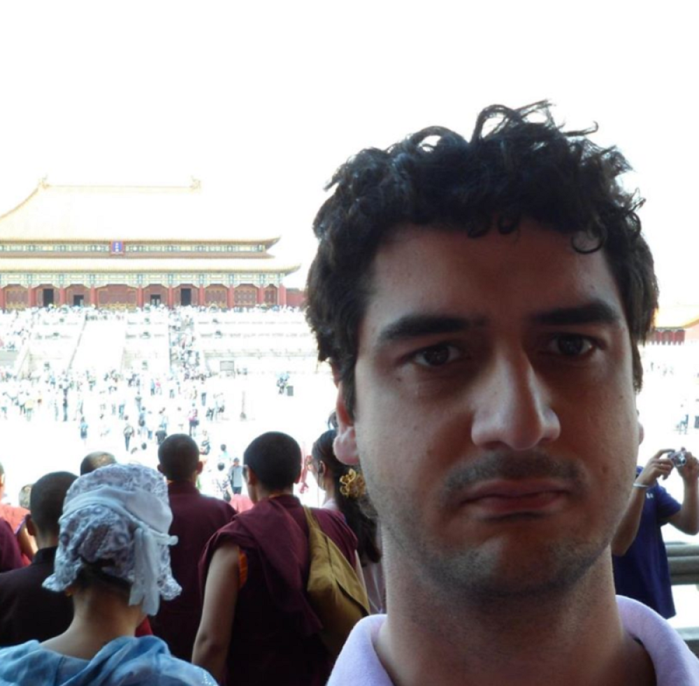 Vladimir Škundrić pokušao da upadne u Skupštinu sa bejzbol palicom!