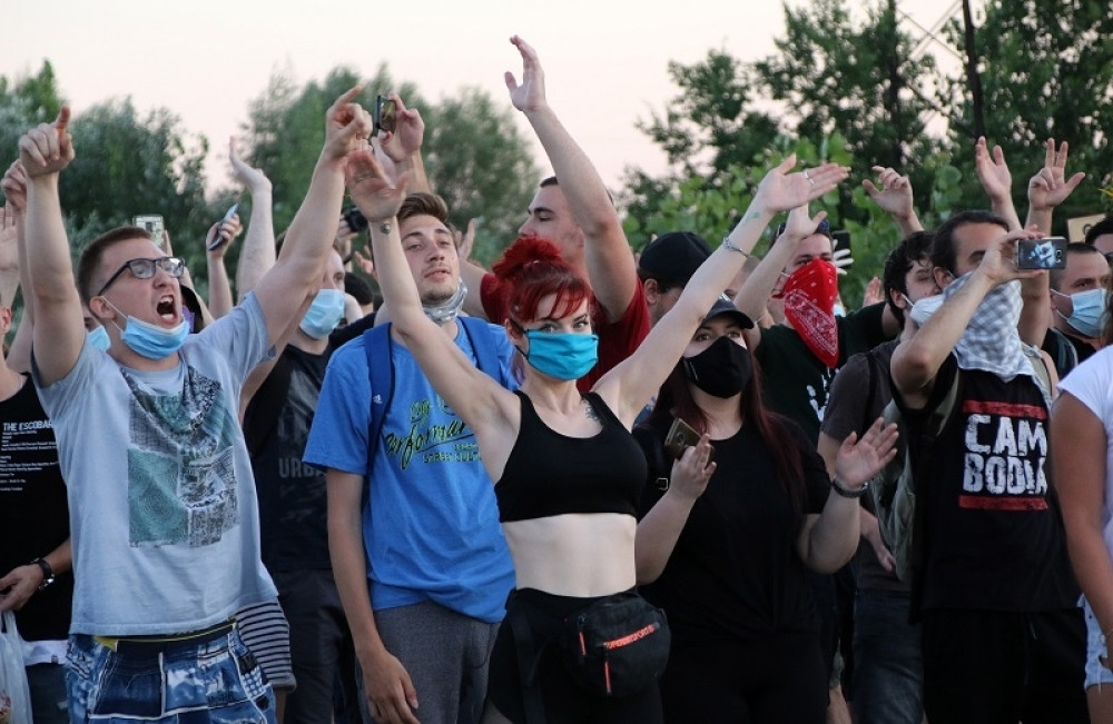 Neko je duhovito, ali istinito objasnio nasilne demonstracije