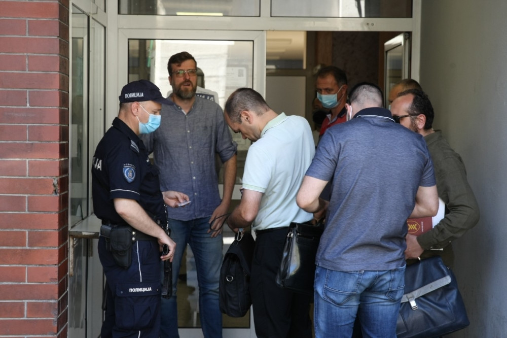 Isplivale mračne tajne o izbegavanju vojske, studijama i njegovom ocu, moćnom političaru iz senke