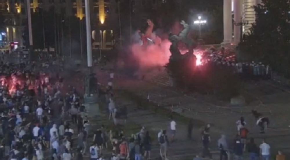 Pogledajte šta se zapravo dešavalo ispred Skupštine!