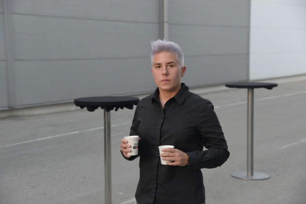 Matora našla DEČKA pa izmenila lični opis: Haljina, štikle, duga plava kosa, ful šminka