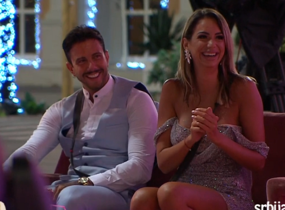 Grgurićka provela noć sa ovim muškarcem: Isplivala fotka iz kreveta!