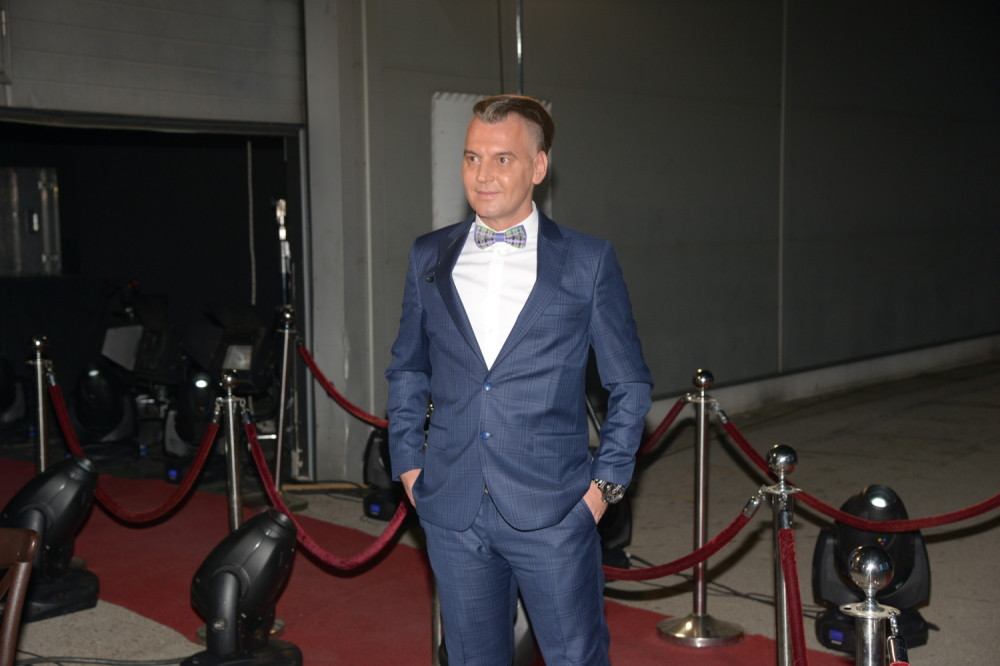 Milan Milošević pustio bradu i kosu: Voditelj "Zadruge" u nikad MUŽEVNIJEM izdanju!