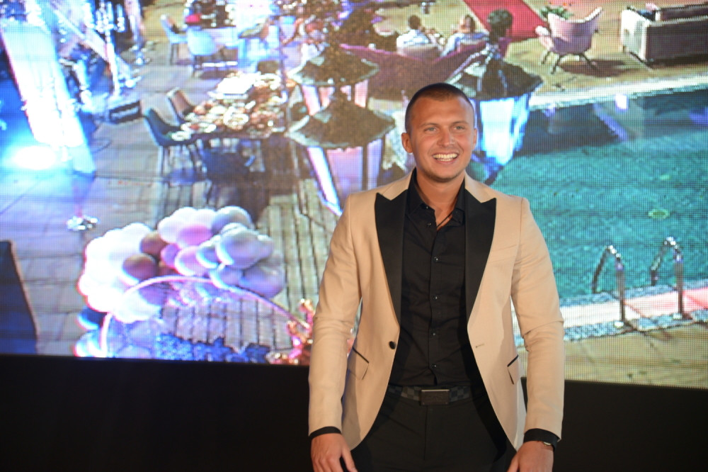 Novogodišnja jelka Stefana Karića kao iz bajke! (FOTO/VIDEO)