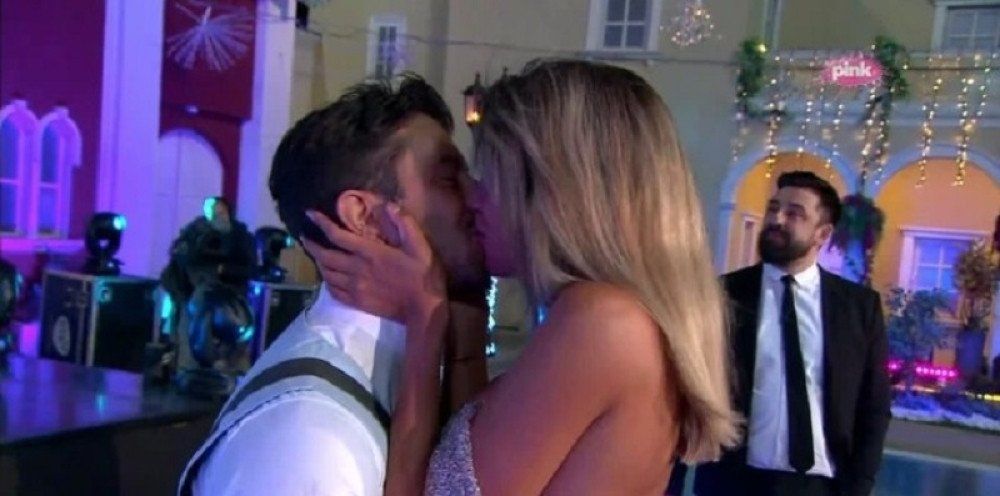 Majka Filipa Đukića oduševljena novom snajkom, a kada budete videli kako ju je ugostila, pašćete s nogu! (VIDEO)