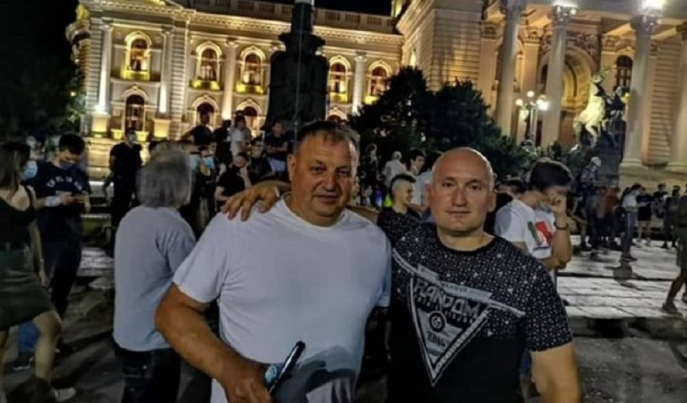 Članovi SPS-a sramno poziraju ispred Skupštine u društvu huligana koji bi da sruše državu