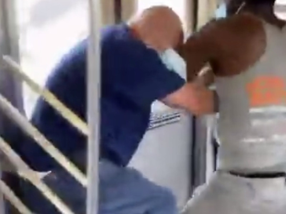 Prišao je muškarcu u prevozu, izvukao je makaze i nesrećnog čoveka napao!