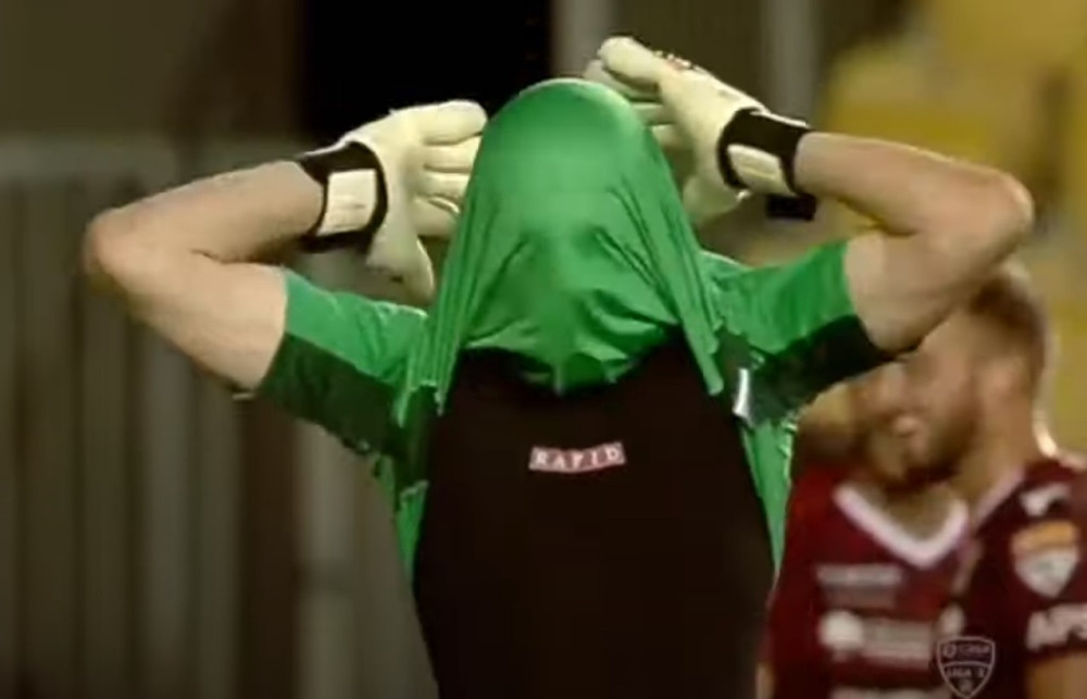 Tri puta šutirali jedan penal i svaki put promašili, golman vrištao zbog izliva besa pa pocrveneo! (VIDEO)