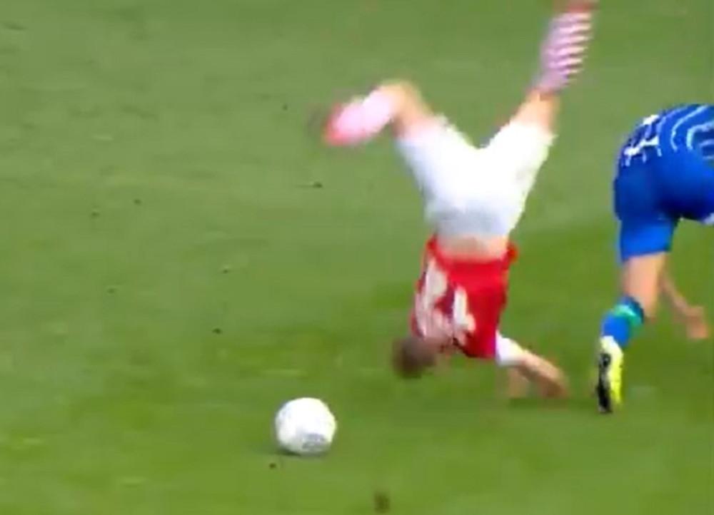 Brutalan prekršaj za zatvor, a umesto toga kažnjen samo žutim kartonom! (VIDEO)