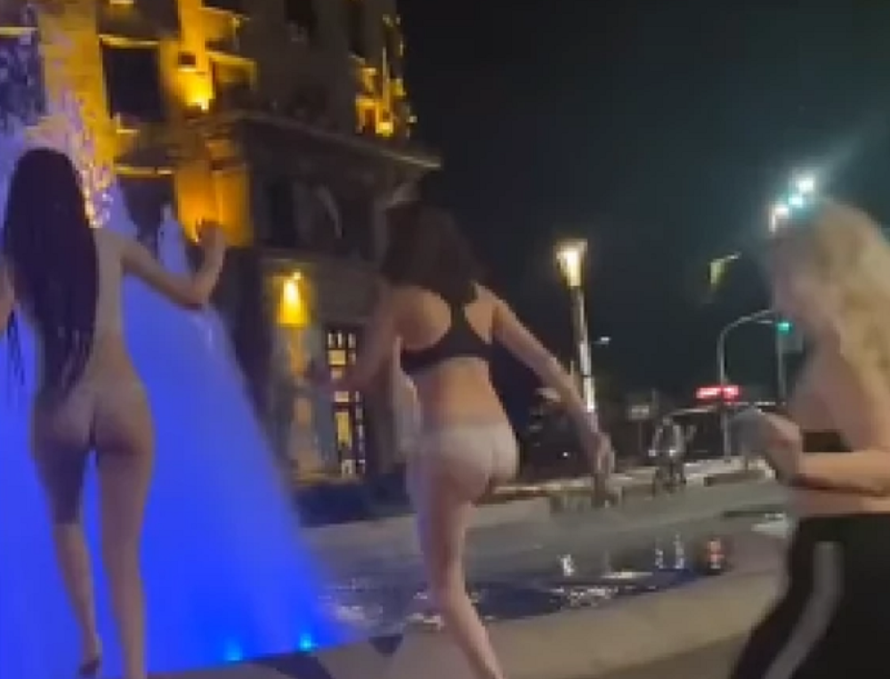 Devojke se skinule ispred Skupštine i uletele u fontanu, prolaznici šokirani! Šta se ovo dešava