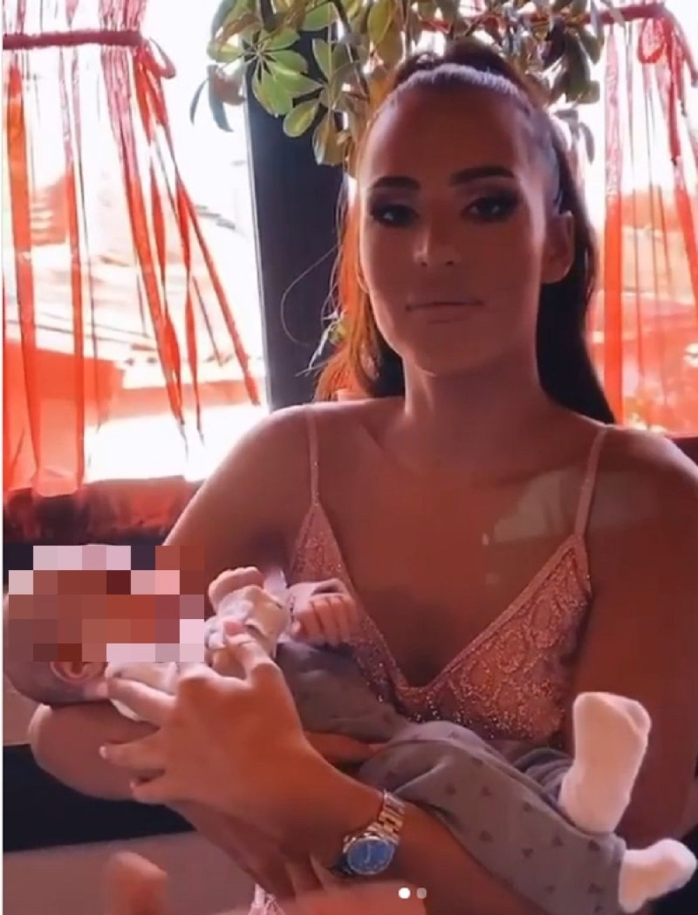 Čuva bebu! Anastasija ostavila sve da bude sa malim Željkom! (FOTO)