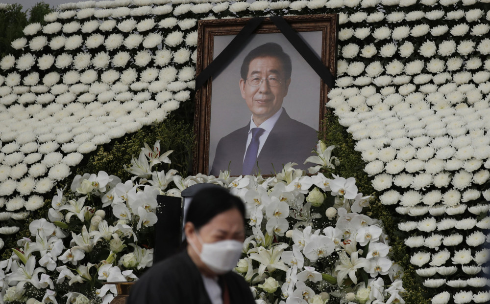 Slao joj slike u gaćama, a onda se ubio u šumi, na kraju su ga sahranjivali 5 dana sa PRENOSOM UŽIVO! (FOTO, VIDEO)