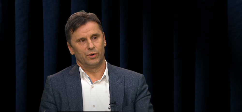 Ima temperaturu, bol u mišićima  i mučnine