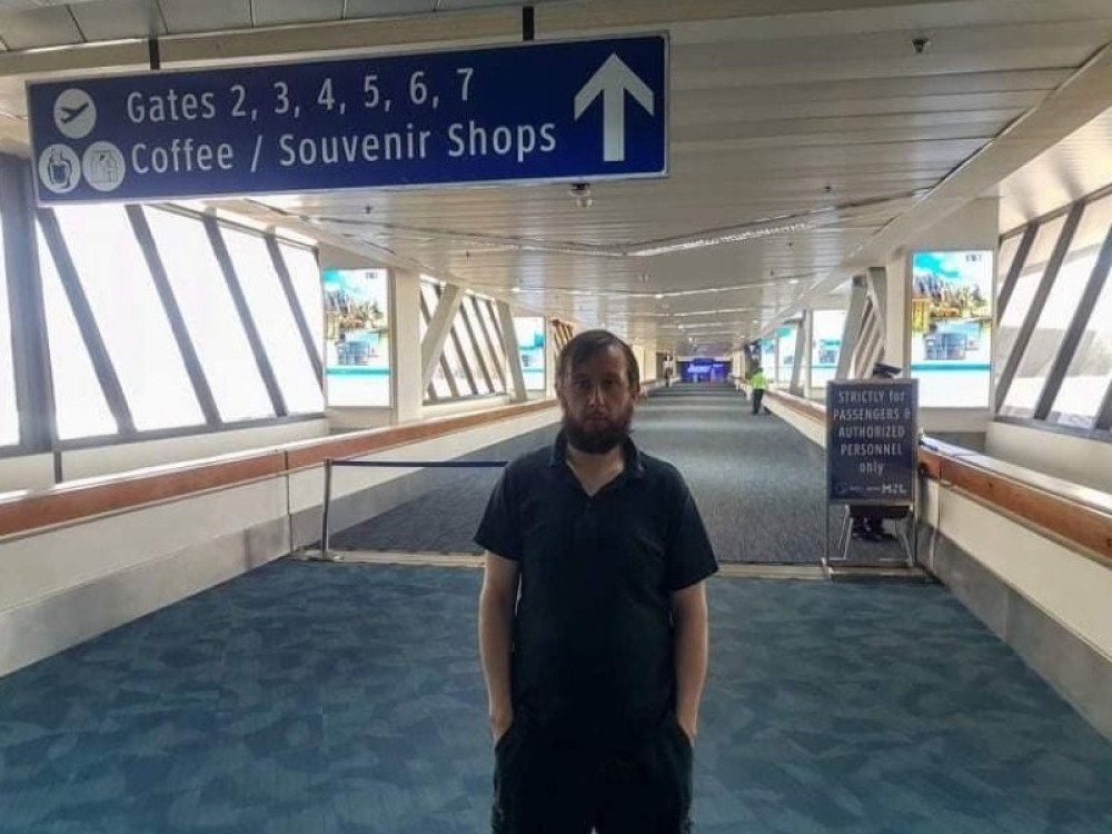 Uzeli su mu pasoš, živeo je na grickalicama, i molio je za pomoć - ovo je priča o čoveku koji je 100 dana proveo potpuno zatočen!