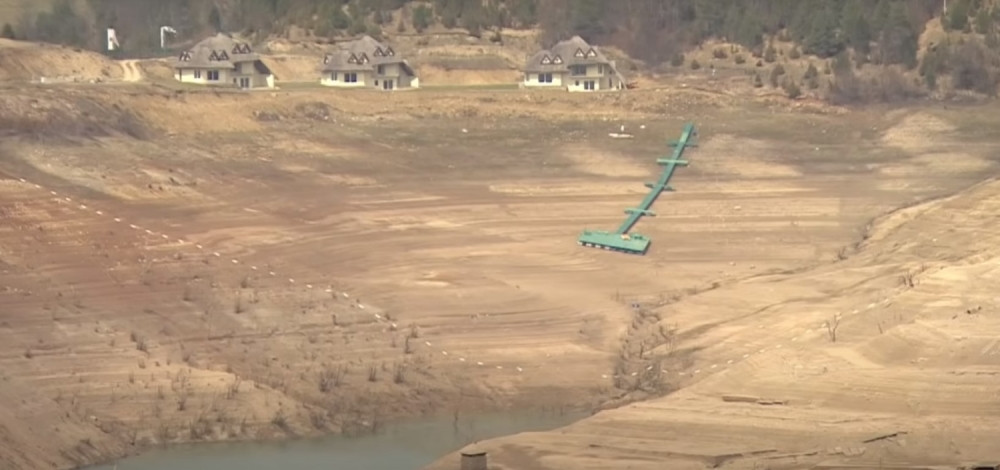 Kada prokleto jezero u Srbiji presuši, sa njegovog dna izrone crkva i grobovi