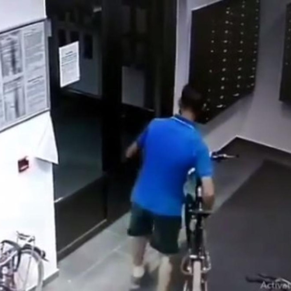 Ušetao je u zgradu, izabrao onaj koji mu se najviše dopada, isekao je žice i ukrao vrednu stvar! (VIDEO)