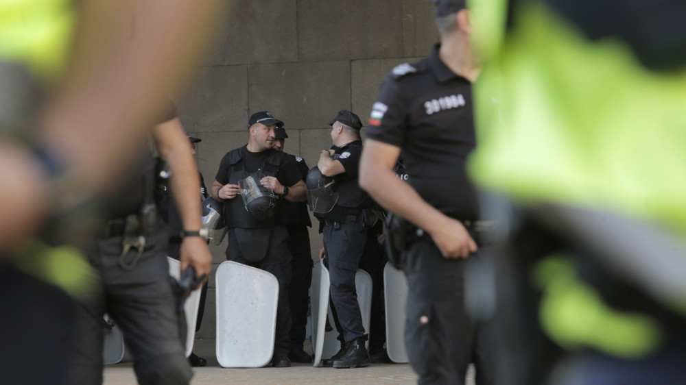 Bojko blindirao plažu, predsednik ga nagazio, policajci pohapsili članove administracije! Čovek iz senke vuče surove poteze!