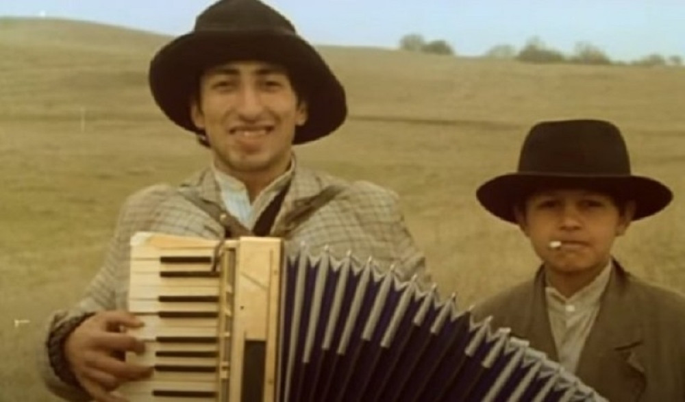 Svi su ga tukli u filmu "Ko to tamo peva": Evo gde je i šta radi danas mali Rom iz kultnog ostvarenja!