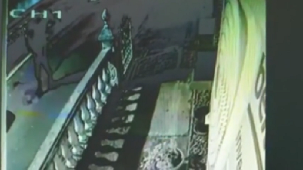 Ulazi u dvorišta, viri kroz prozore kupatila i spavaćih soba, pa urinira (VIDEO)