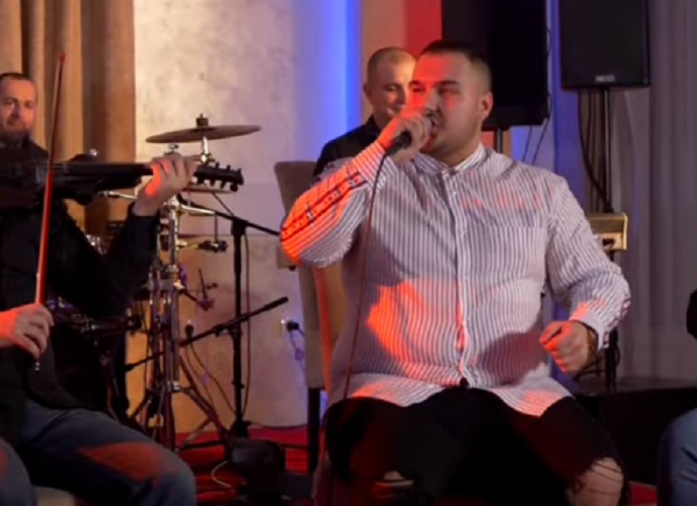 Oglasila se supruga nakon smrti pevača (28) obolelog od korone: Skrhana velikim bolom obavestila prijatelje! (FOTO)