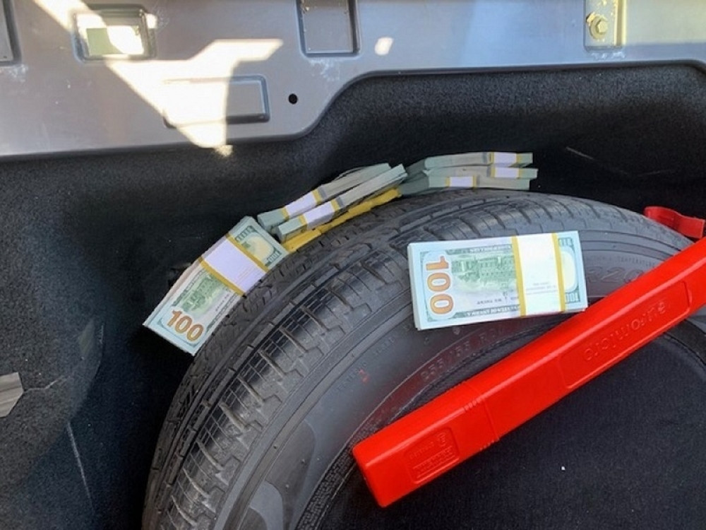 Kod rezervnog točka sakrili 200.000 dolara i 50.000 evra, a odala ih jedna stvar