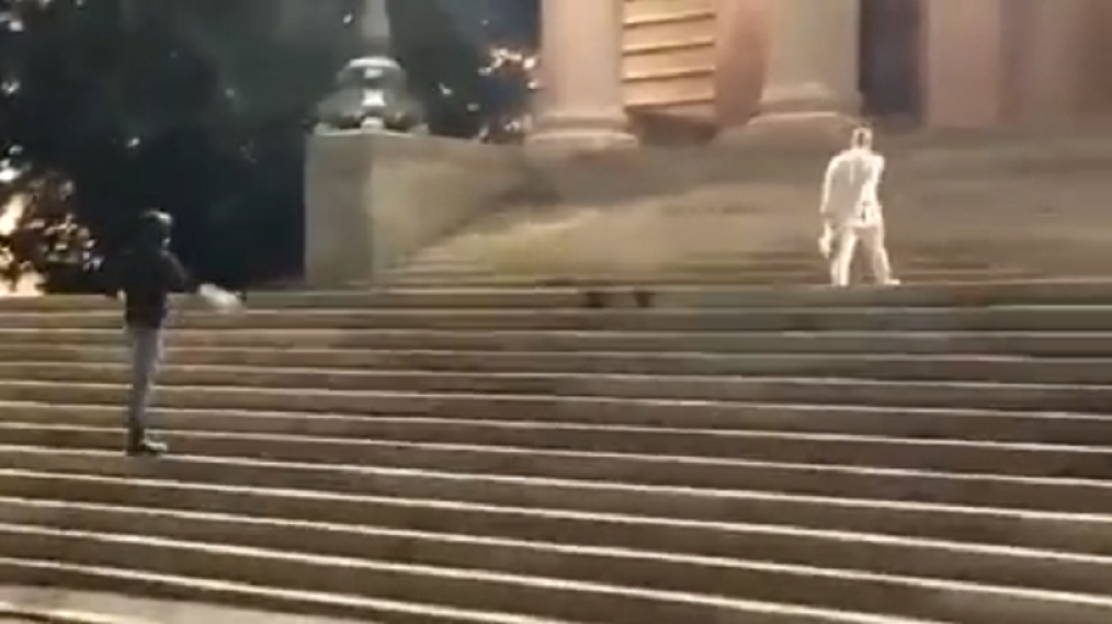 Sramno ponašanje demonstranata ispred Skupštine. Jedan krenuo ka ulazu, uhvatio se za međunožje i vređao policajce (VIDEO)