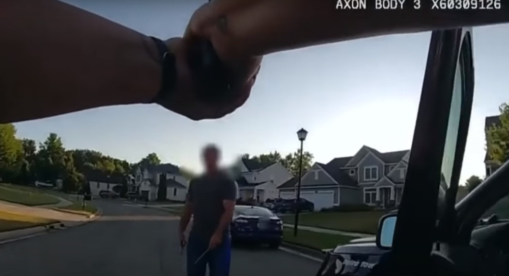 Krenuo je nožem na policajku, a ona je ispalila ceo šarzer metaka u njega - njegovu smrt snimle dve kamere!