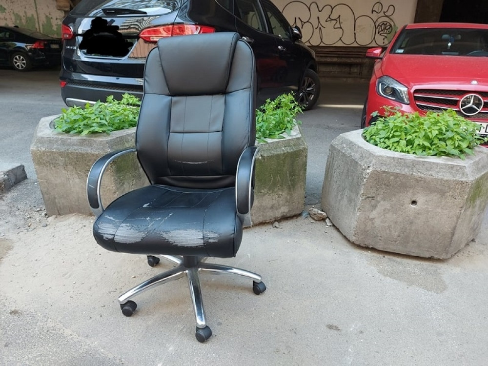 Udobna stolica na sred Kosovske ulice (FOTO)