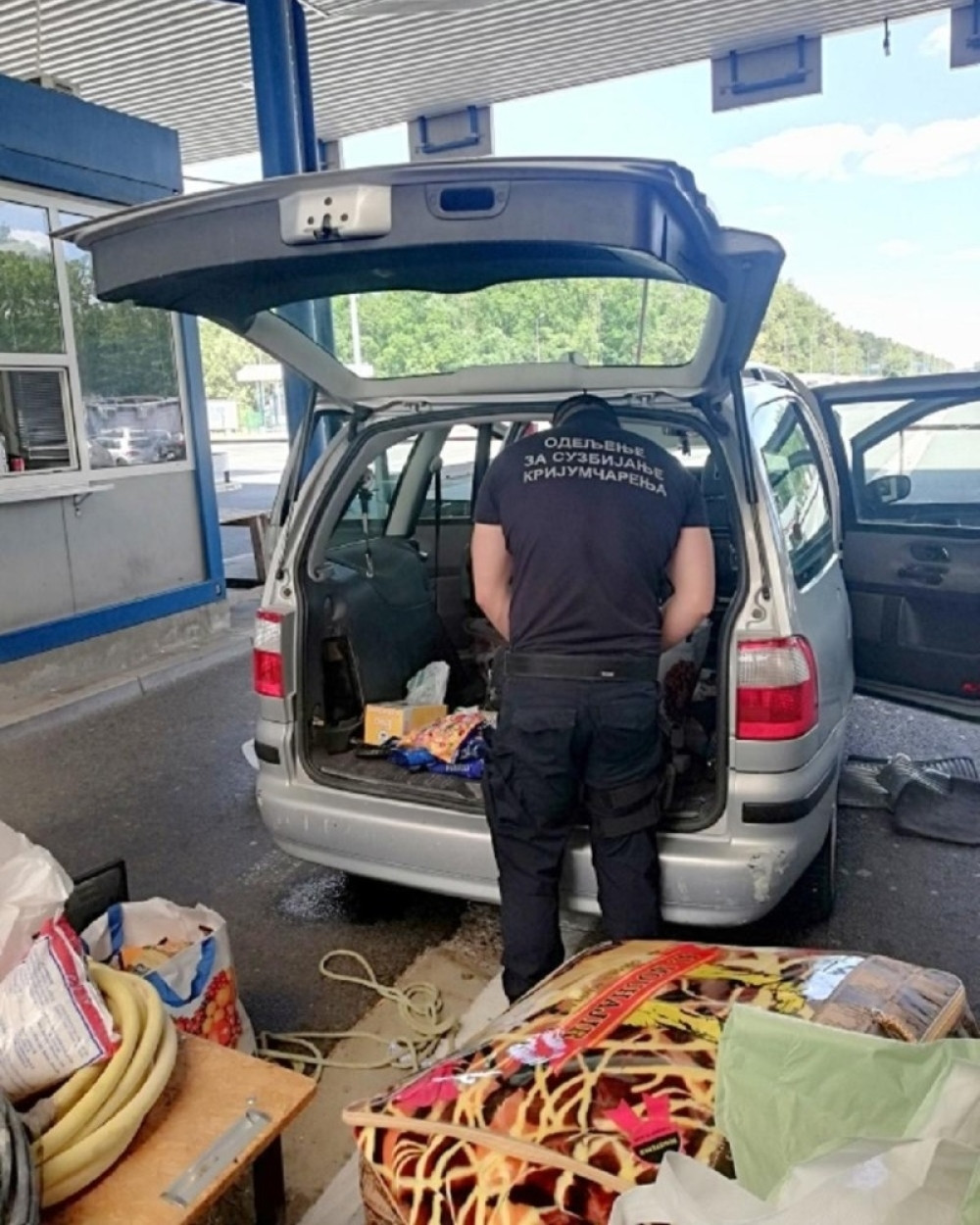 Kada ja na red za kontrolu došao ford carinici su zanemeli - u šupljini ispod sedišta pronašli su pravo blago!