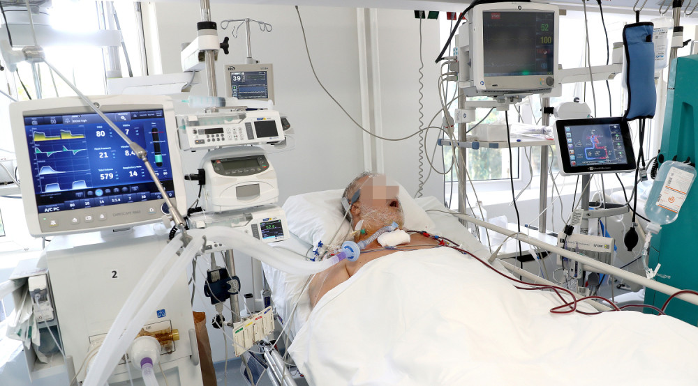 Bivši predsednik na respiratoru zbog korone!