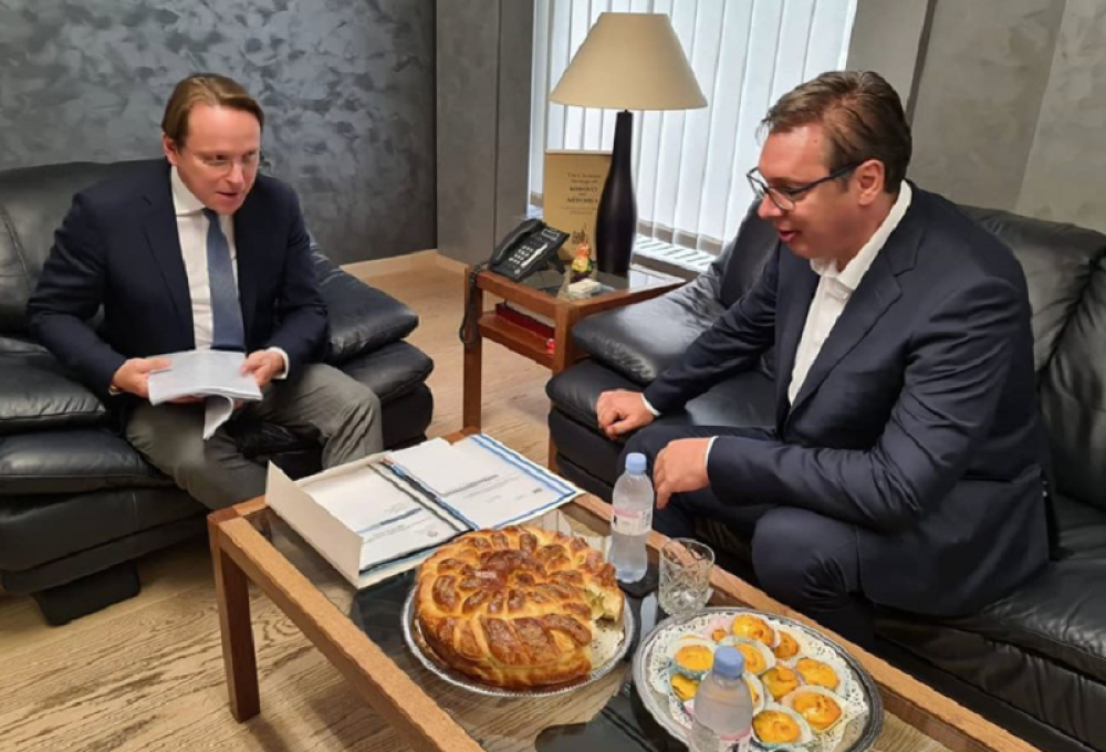 Predsednika Srbije u Briselu ugostili projom i pogačom (FOTO)