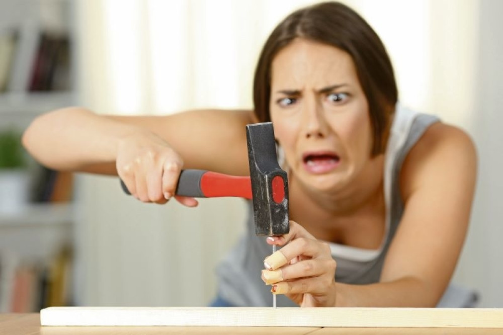 Čak i najtrapavijim će ovo uspeti: Trik za bezbolno zakucavanje eksera!