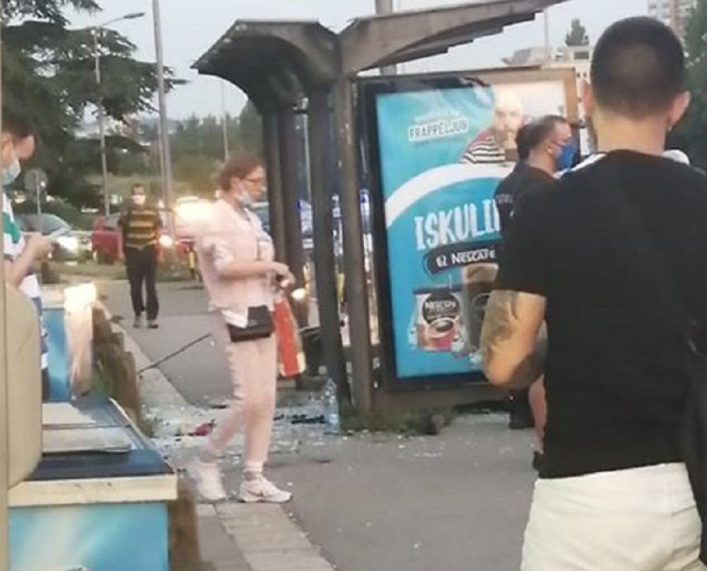 Automobil uleteo u stanicu na Autokomandi! Komadi stakla rasuti na sve strane (FOTO)