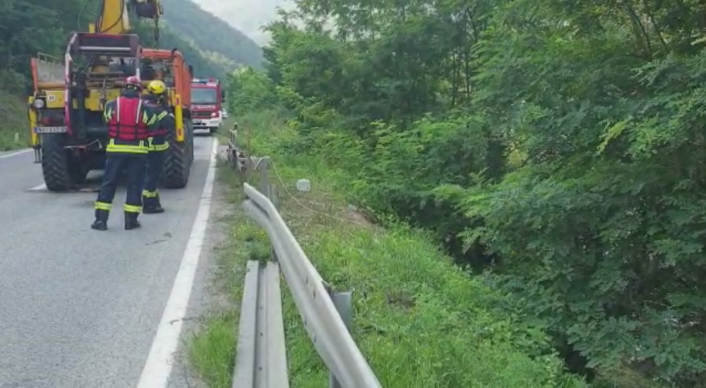 Automobil lociran na dubini od 20 metara, Žandarmerija pretražuje korito reke Lim