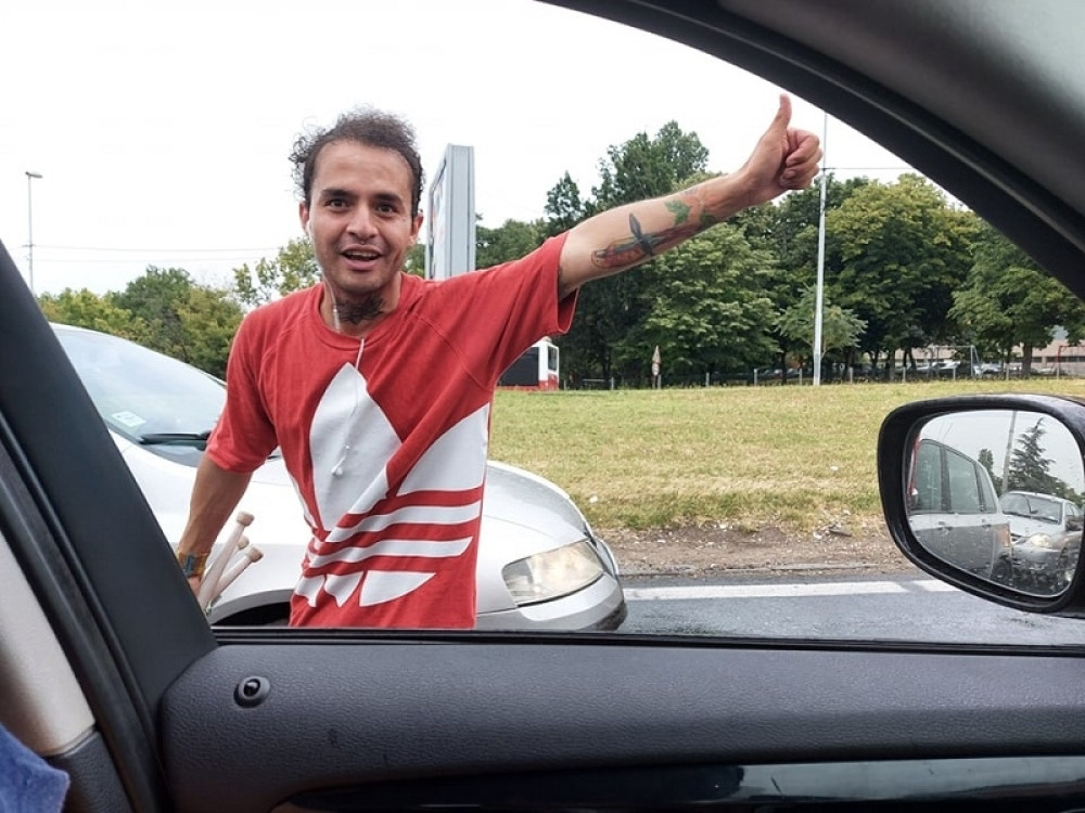 Rikardo je Kolumbijac, a za život zarađuje tako što žonglira po beogradskim ulicama i već je postao miljenik građana! (FOTO/VIDEO)