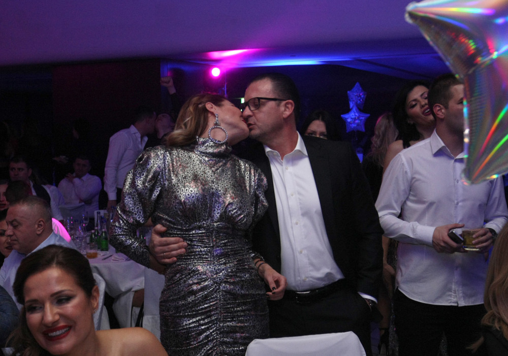 Mijatovićeva supruga je rodila troje dece, ali joj to ne smeta da izdominira vrelom fotkom sa plaže (FOTO)