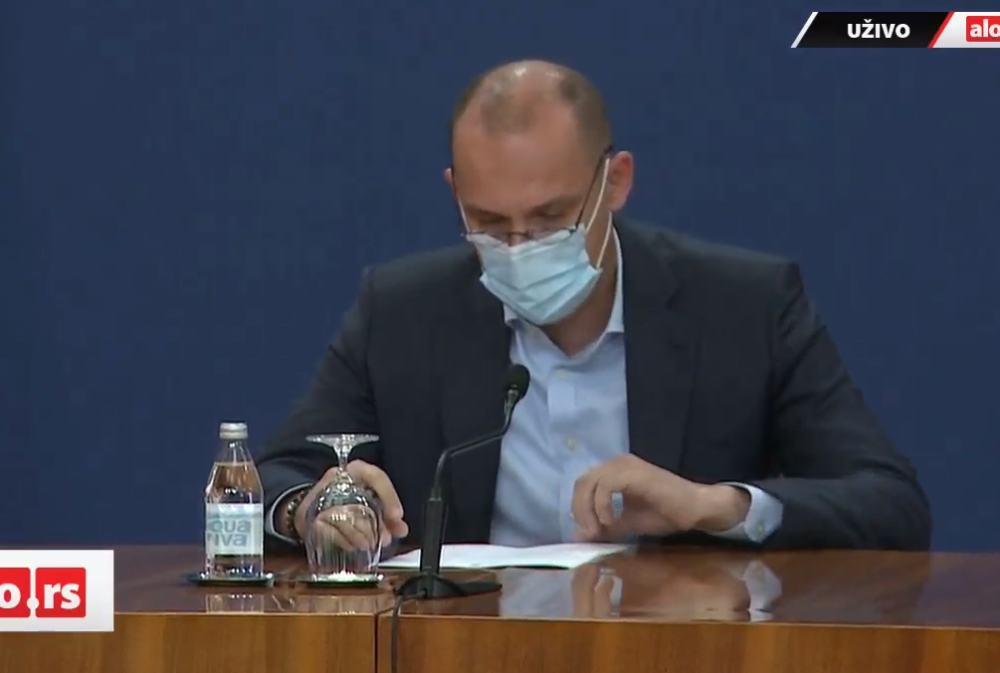 Lončar brutalno odgovorio novinarki na konferenciji: Garantujem da ne znate bolje od mene!