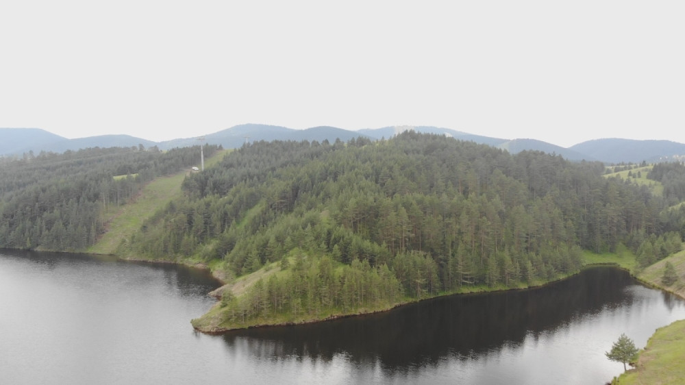 Spakujte stvari i posetite jezero grimizno zelene boje u Srbiji (VIDEO)