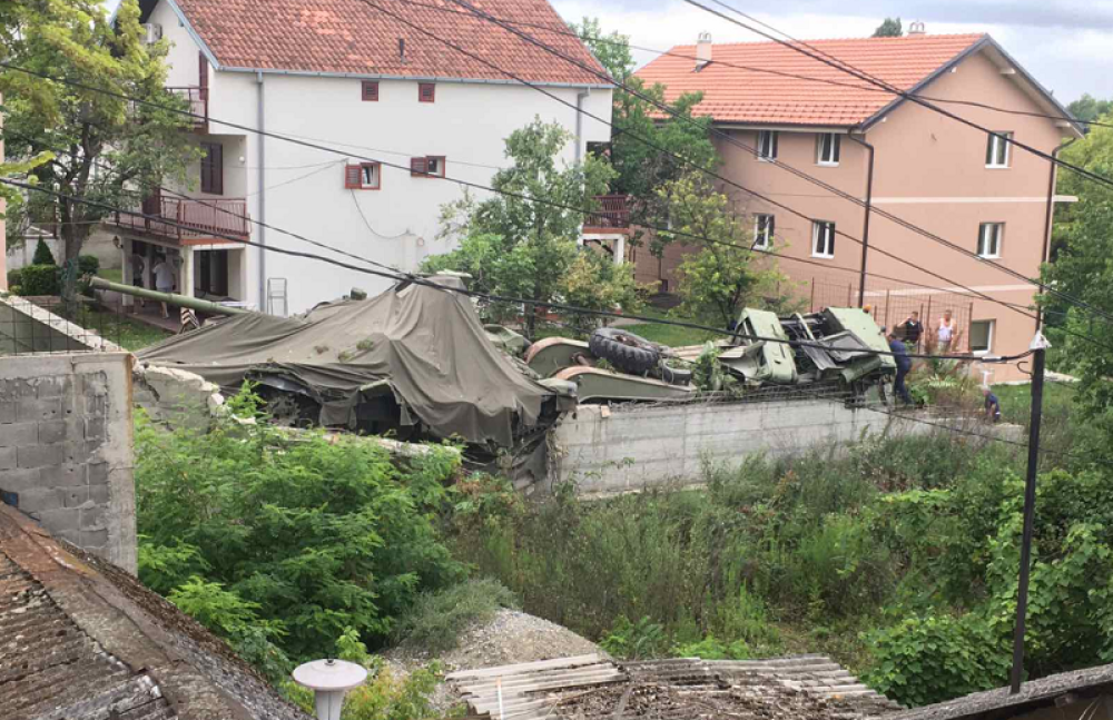 Kamion Vojske Srbije prevozio tenk, otkazale mu kočnice, sleteo na privatan plac, ima povređenih!