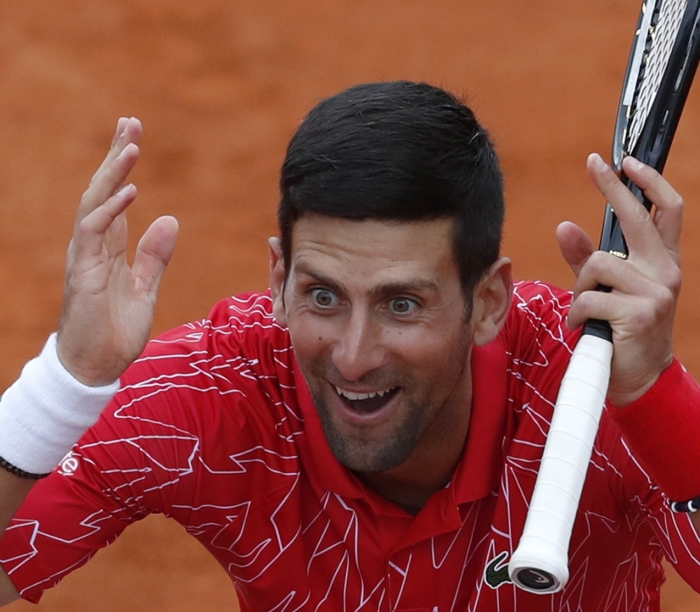 Ovo ste svi radili kao deca, a Đoković ima milione i primoran je to da uradi pored kontejnera sa 33 godine! (FOTO)